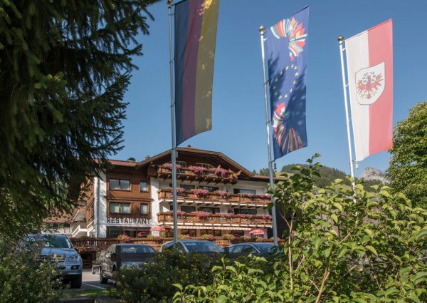 hotel-alpenrose-zoeblen-sommeransicht.jpg